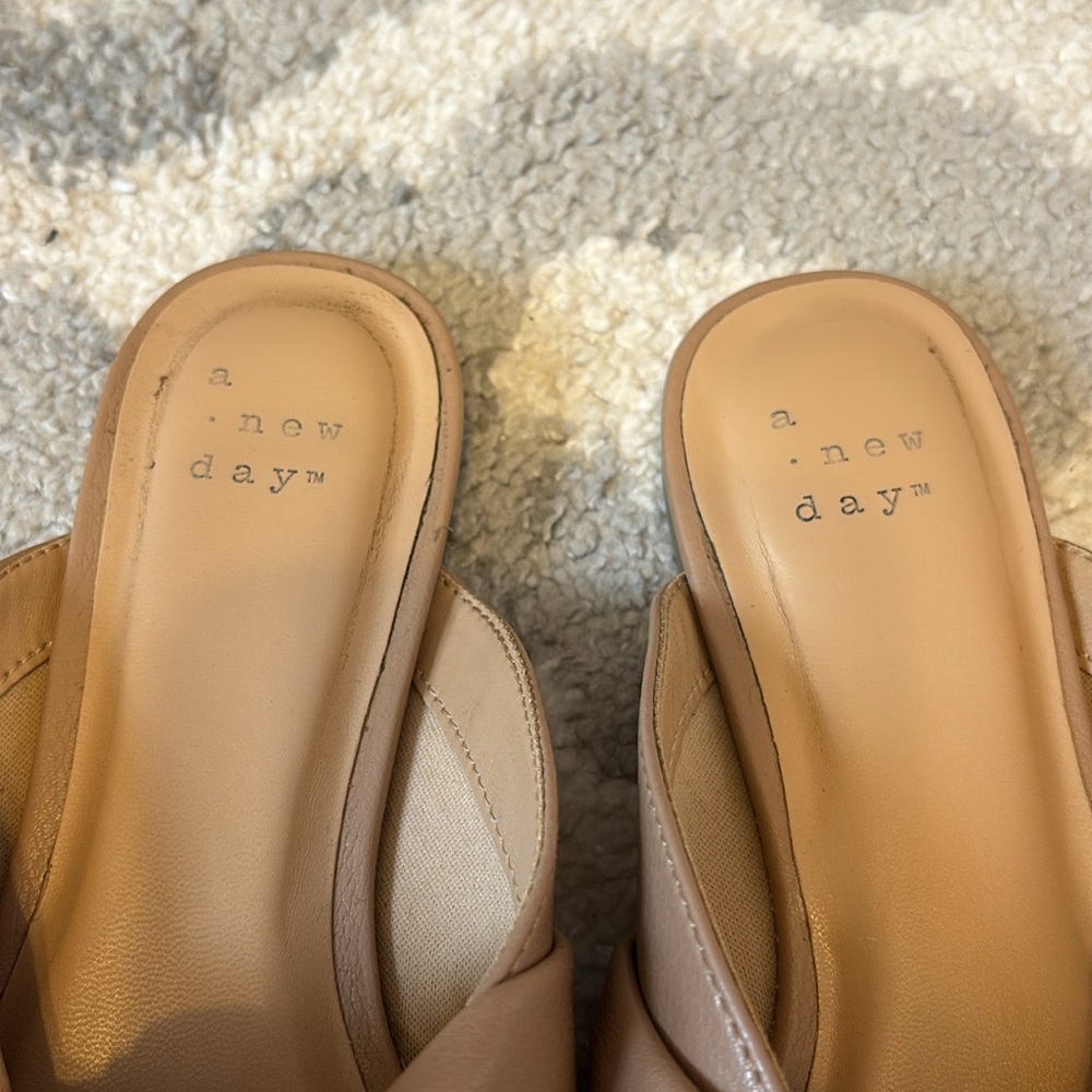 A New Day Loretta 5.5 Beige Knotted Mules Flats Slides Memory Foam Faux Leather - Picture 2 of 6